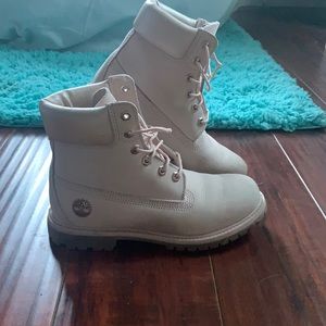 Women’s size 8, light pink Timberlands